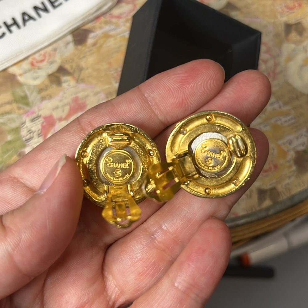 CHANEL Gold Iconic Interlocking CC Earrings 🔥 SALE - Picture 3 of 6